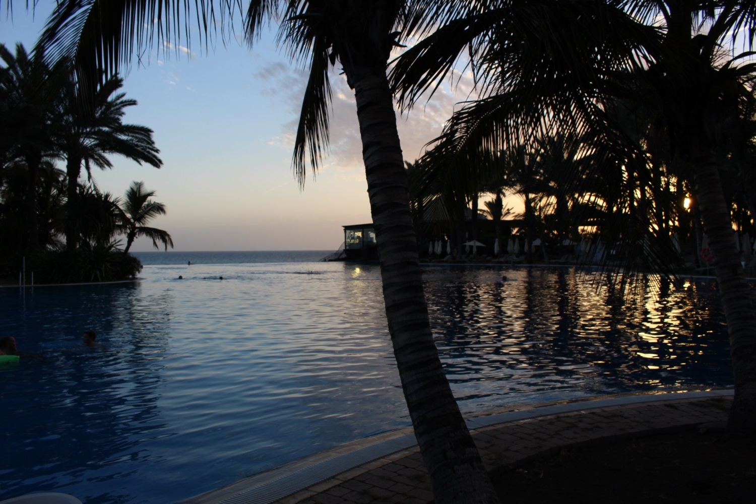 Der Pool mit Blick aufs Meer